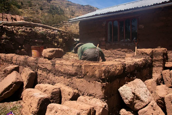 Man Building His Hands Adobe House Adobe Bricks Mud Llachon — Stock Photo, Image