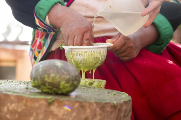 Mulher Preparando Shampoo Orgânico Natural Base Plantas Região Llachon Lago — Fotografia de Stock
