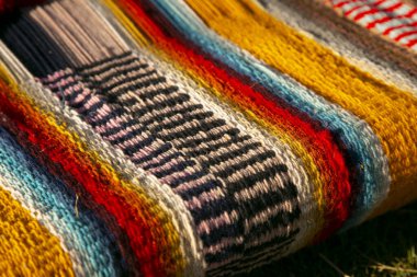 Peru 'daki yerli bir toplulukta tekstil zanaatı üretimi için malzeme.