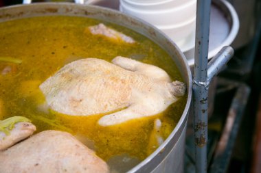 Caldo de Gallina. Tavuk suyu çorbası, Peru 'nun geleneksel bir gastronomi yemeğidir.