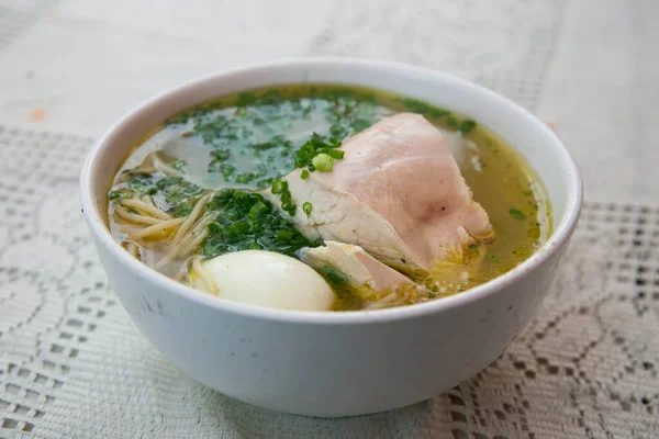Caldo de Gallina. Tavuk suyu çorbası, Peru 'nun geleneksel bir gastronomi yemeğidir.