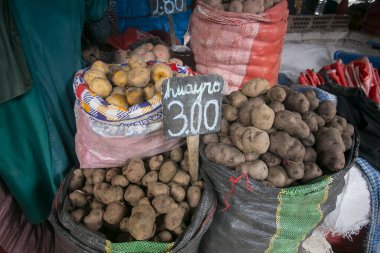 Peru 'daki Cusco şehrinin merkez pazarındaki Peru patateslerinin çeşitliliği.