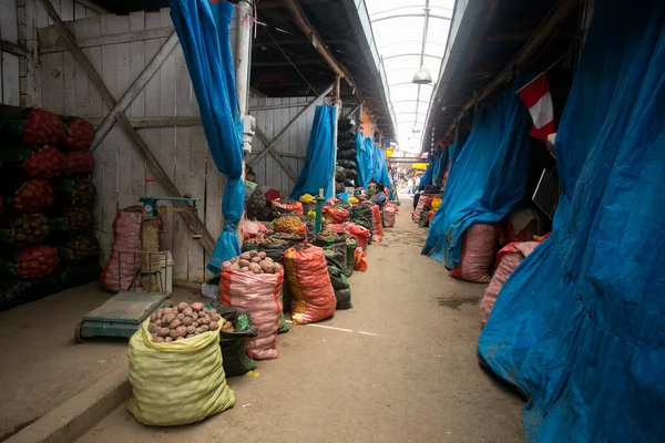ペルーのクスコ市の中央市場におけるペルーのジャガイモの種類 — ストック写真