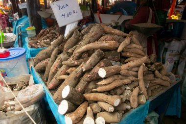 Cusco, Peru 'da bir markette organik yuca.