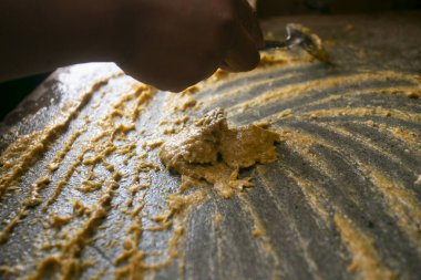 Peru 'da Cusco şehrinde dolgun bir değirmenle birlikte ji amarillo sosu olarak da adlandırılan sarı biber hazırlıyorum..
