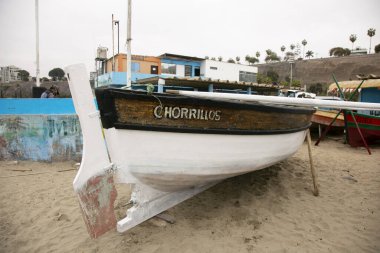 Peru 'nun Lima kentindeki Chorrios limanında balıkçılık endüstrisinin tekneleri ve etkinlikleri.