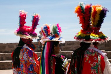 Taquile, Peru; 1 Ocak 2023: Peru 'nun Taquile adasında yaşayanlar, adanın ana meydanında bir etkinlikte dans edip müzik çalıyorlar..