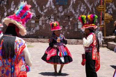 Taquile, Peru; 1 Ocak 2023: Peru 'nun Taquile adasında yaşayanlar, adanın ana meydanında bir etkinlikte dans edip müzik çalıyorlar..
