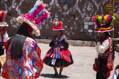 Taquile, Peru; 1 Ocak 2023: Peru 'nun Taquile adasında yaşayanlar, adanın ana meydanında bir etkinlikte dans edip müzik çalıyorlar..