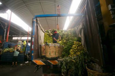 Lima, Peru; 1 Ocak 2023: Peru 'daki Lima kentinin merkez meyve pazarında ticari faaliyet.