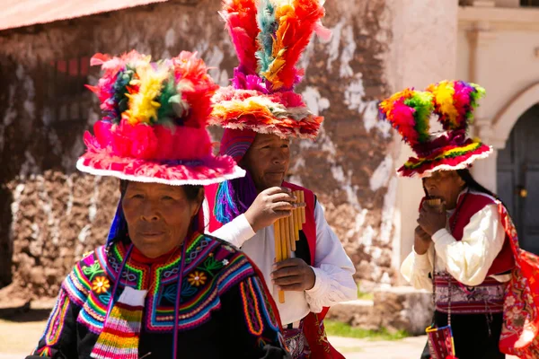 Taquile Peru Stycznia 2023 Mieszkańcy Wyspy Taquile Peru Tańczą Grają — Zdjęcie stockowe