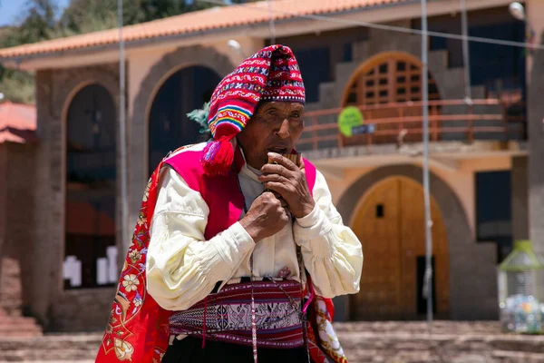秘鲁Taquile 2023年1月1日 秘鲁Taquile岛的当地人在该岛主要广场的一次活动中跳舞和演奏音乐 — 图库照片