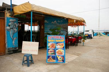 Lima, Peru; 1 Ocak 2023: Peru 'nun Lima kentindeki Chorrios limanında geleneksel Ceviche Restoranı.