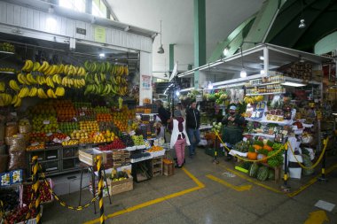 Lima, Peru; 1 Ocak 2023: Lima, Peru 'daki Surquillo pazarında gıda tezgahı.