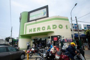Lima, Peru; 1 Ocak 2023: Lima, Peru 'daki Surquillo pazarının ana girişi.