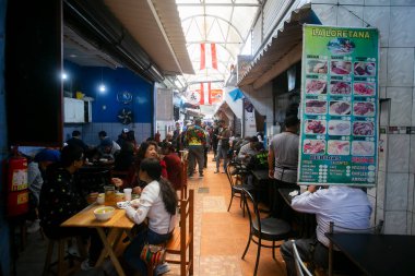 Lima, Peru; 1 Ocak 2023: Lima, Peru 'daki Surquillo pazarında restoran.