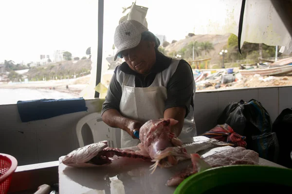 Lima Peru Ledna 2023 Žena Čistící Ryby Přístavu Chorios Městě — Stock fotografie