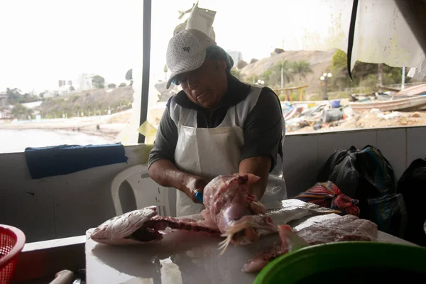 Lima Peru Januari 2023 Vrouw Die Vis Schoonmaakt Haven Van — Stockfoto