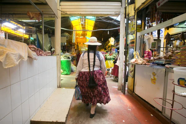 Puno Perú Enero 2023 Una Mujer Caminando Por Mercado Central —  Fotos de Stock
