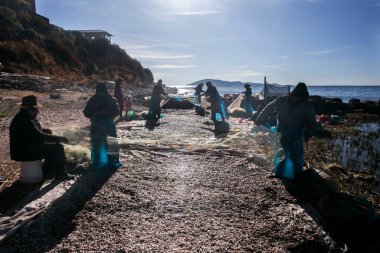 Taquile, Peru; 1 Ocak 2023: Titicaca Gölü kıyılarında çalışan yerel balıkçılar.