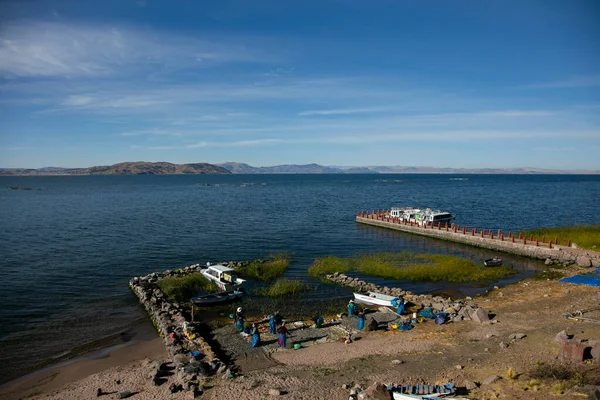 Taquile Peru Ledna 2023 Místní Rybáři Poloostrova Llachon Pracují Břehu — Stock fotografie