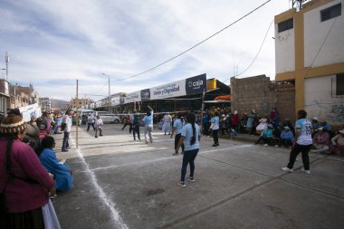 Puno, Peru 1 Ocak 2023: Puno 'da Union y Dignidad Food Market önünde voleybol oynayan yerli kadınlar.