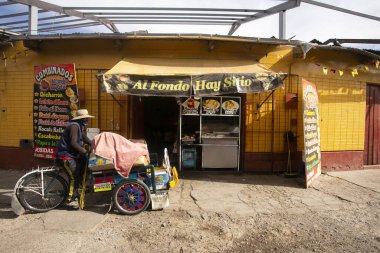 Puno, Peru 1 Ocak 2023: Peru 'nun Puno kentindeki geleneksel restoran.