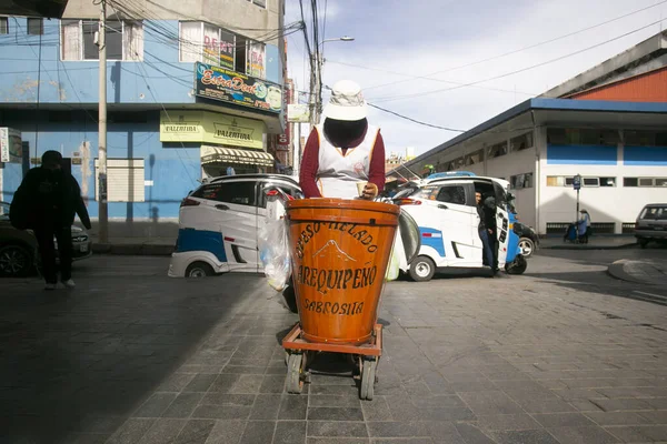 Puno Perú Enero 2023 Mujer Vendiendo Queso Helado Calle Tradicional —  Fotos de Stock