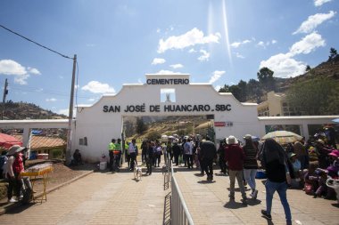Cusco, Peru; 2 Kasım 2022: Yerel halk San Jose de Huancaro Cementery 'de Ölüler Günü veya' Da de los Difuntos 'u kutluyor.