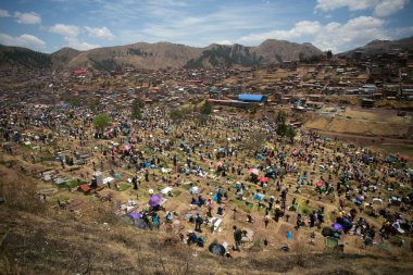 Cusco, Peru; 2 Kasım 2022: Yerel halk San Jose de Huancaro Cementery 'de Ölüler Günü veya' Da de los Difuntos 'u kutluyor.