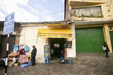 Cusco Peru, 1 Ocak 2023: Peru 'nun merkez pazarı çevresinde sebze ve meyve satan yerliler.