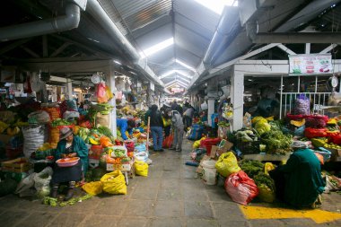 Cusco Peru, 1 Ocak 2023: Mercado de San Pedro, Cusco şehrinin ana gıda pazarıdır..