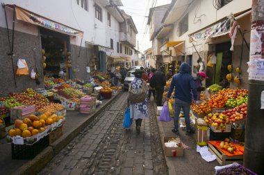Cusco Peru, 1 Ocak 2023: Peru 'nun merkez pazarı çevresinde sebze ve meyve satan yerliler.