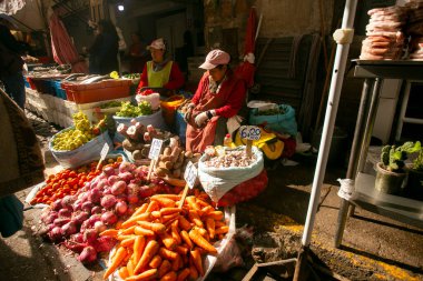 Cusco Peru, 1 Ocak 2023: Peru 'nun merkez pazarı çevresinde sebze ve meyve satan yerliler.