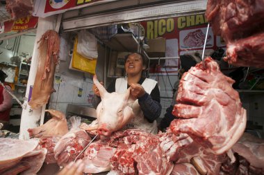Cusco, Peru; 1 Ocak 2023: Peru 'daki Sant Jernimo de Cusco pazarında et satışı.