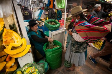Cusco, Peru; 1 Ocak 2023: Mercado de Sant Pedro 'dan kokain alan kadınlar.