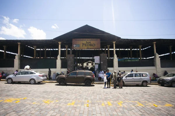 Cusco Peru, 1 Ocak 2023: Mercado de San Pedro, Cusco şehrinin ana gıda pazarıdır..