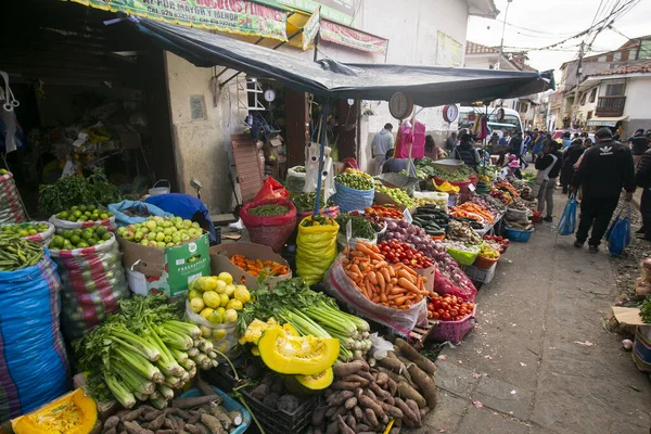 2023年1月1日 クスコペルー ペルーのクスコの中央市場周辺で果物や野菜を販売する地元の人々 — ストック写真