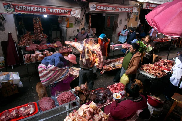ペルーのクスコ 2023年1月1日 ペルーのサン ジョルニモ クスコの中心市場で肉を売却する — ストック写真