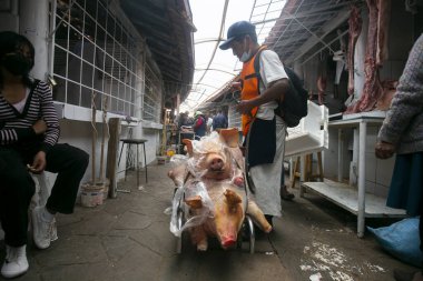 Cusco, Peru; 1 Ocak 2023: Peru 'daki Sant Jernimo de Cusco pazarında et satışı.