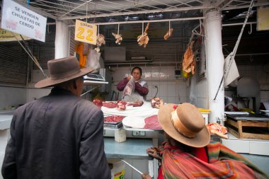 Cusco, Peru; 1 Ocak 2023: Peru 'daki Sant Jernimo de Cusco pazarında et satışı.
