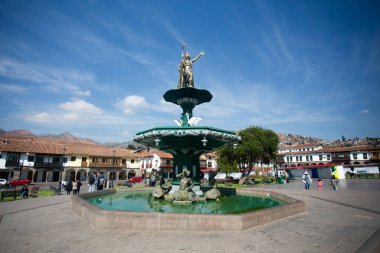 Cusco, Peru; 1 Ocak 2023: The Plaza de Armas Cusco, İspanya 'nın 1534 yılında Cusco' ya gelişinden önce birçok medeniyetin siyasi ve ekonomik merkeziydi..