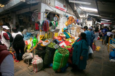 Cusco, Peru; 1 Ocak 2023: Cusco 'daki San Pedro gıda pazarında yerel satıcılarla ticari faaliyet.