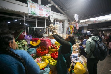 Cusco, Peru; 1 Ocak 2023: Cusco 'daki San Pedro gıda pazarında yerel satıcılarla ticari faaliyet.