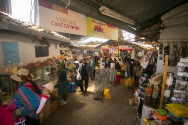 Cusco, Peru; 1 Ocak 2023: Cusco 'daki San Pedro gıda pazarında yerel satıcılarla ticari faaliyet.