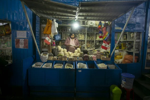 ペルー クスコ 2023年1月1日 クスコのサンペドロの食品市場で地元のベンダーとの商業活動 — ストック写真
