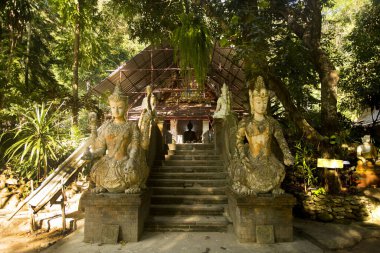 Chiang Mai 'de Wat Phra Lat. Bir Budist manastırının tapınağı. Heykelleri olan, ormanın ortasında gizlenmiş ve bir patikadan erişilebilen bir tapınak..
