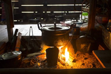 Tayland 'ın Chiang Rai eyaletindeki yerli bir köyde eski bir mutfak..