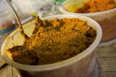 Tayland 'ın güneyindeki Sichon eyaletinde bir baharat pazarında köri ezmesi..