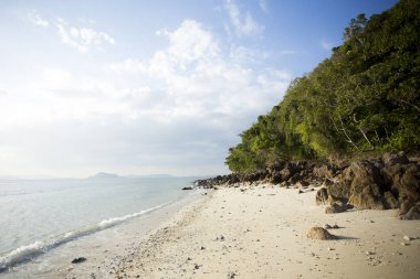 Tayland 'ın güneyindeki Ko Yao adasındaki güzel bir paradisiacal plajın manzarası..